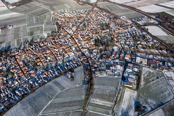 Vue aérienne de Du sud en hiver quand il y a de la neige à Insheim dans le département Rhénanie-Palatinat, Allemagne