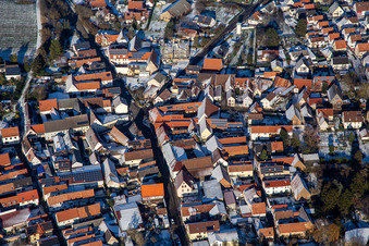 Vue aérienne de LandauerStraße /Bahnhofstraße en hiver avec de la neige à Insheim dans le département Rhénanie-Palatinat, Allemagne