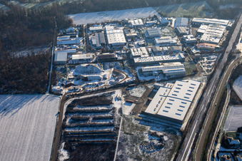 Vue aérienne de Zone industrielle de Grosse Ahlmühle en hiver sous la neige à Rohrbach dans le département Rhénanie-Palatinat, Allemagne
