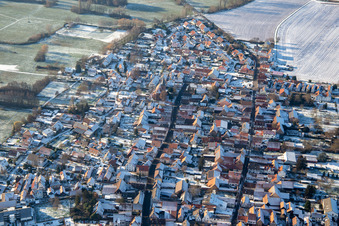Vue aérienne de Ruelle arrière et rue principale en hiver avec de la neige à Rohrbach dans le département Rhénanie-Palatinat, Allemagne