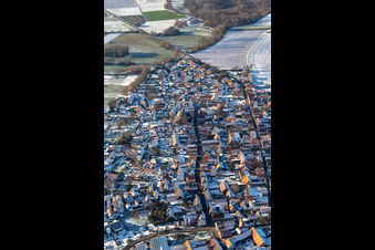 Vue aérienne de Ruelle arrière et rue principale en hiver avec de la neige à Rohrbach dans le département Rhénanie-Palatinat, Allemagne