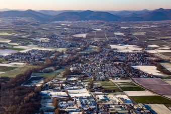 Vue aérienne de De l'est en hiver quand il y a de la neige à le quartier Billigheim in Billigheim-Ingenheim dans le département Rhénanie-Palatinat, Allemagne