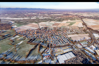 Vue aérienne de Vue de la ville depuis le sud en hiver avec de la neige à Rohrbach dans le département Rhénanie-Palatinat, Allemagne