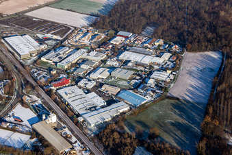 Vue aérienne de Zone industrielle de Grosse Ahlmühle en hiver sous la neige à Rohrbach dans le département Rhénanie-Palatinat, Allemagne