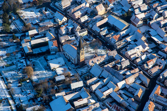 Vue aérienne de Église Saint-Martin en hiver sous la neige à Steinweiler dans le département Rhénanie-Palatinat, Allemagne
