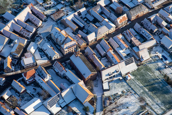 Vue aérienne de Église protestante en hiver sous la neige à Steinweiler dans le département Rhénanie-Palatinat, Allemagne