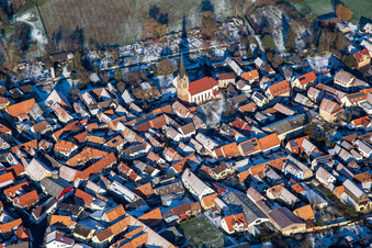 Vue aérienne de Église Saint-Martin en hiver sous la neige à Steinweiler dans le département Rhénanie-Palatinat, Allemagne