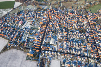 Photographie aérienne de Rue principale en hiver avec de la neige à Steinweiler dans le département Rhénanie-Palatinat, Allemagne