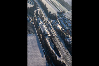 Vue aérienne de Gare en hiver avec de la neige à Winden dans le département Rhénanie-Palatinat, Allemagne