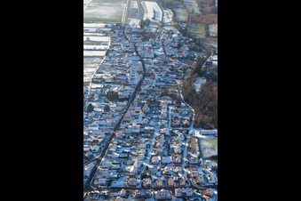 Vue aérienne de Route principale B427 depuis l'est en hiver avec de la neige à Winden dans le département Rhénanie-Palatinat, Allemagne