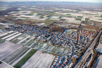 Vue aérienne de En hiver quand il y a de la neige à Winden dans le département Rhénanie-Palatinat, Allemagne