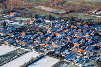 Vue aérienne de Cimetière en hiver avec de la neige à Winden dans le département Rhénanie-Palatinat, Allemagne