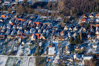 Vue aérienne de En hiver quand il y a de la neige à Winden dans le département Rhénanie-Palatinat, Allemagne