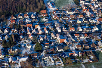 Vue aérienne de Gänshuckel en hiver avec de la neige à Winden dans le département Rhénanie-Palatinat, Allemagne
