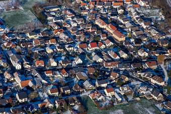 Vue aérienne de Steinweilerer Straße en hiver avec de la neige à Winden dans le département Rhénanie-Palatinat, Allemagne