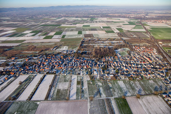 Vue aérienne de Du sud en hiver quand il y a de la neige à Winden dans le département Rhénanie-Palatinat, Allemagne