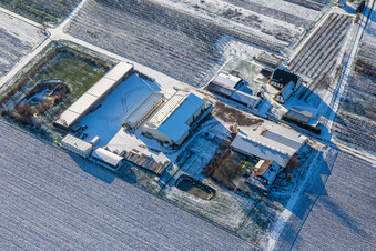 Vue aérienne de Jardin du fermier en hiver avec de la neige à Winden dans le département Rhénanie-Palatinat, Allemagne