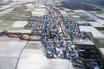 Vue aérienne de Vue de la ville depuis l'ouest en hiver avec de la neige à Freckenfeld dans le département Rhénanie-Palatinat, Allemagne