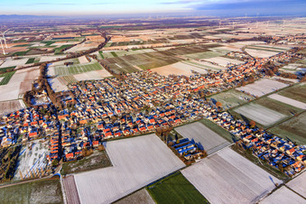 Vue aérienne de Vue de la ville depuis le sud-ouest en hiver avec de la neige à Freckenfeld dans le département Rhénanie-Palatinat, Allemagne