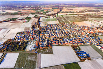 Photographie aérienne de Vue de la ville depuis le sud-ouest en hiver avec de la neige à Freckenfeld dans le département Rhénanie-Palatinat, Allemagne
