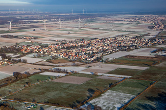 Vue aérienne de Du sud-ouest en hiver quand il y a de la neige à Minfeld dans le département Rhénanie-Palatinat, Allemagne