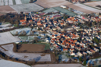 Vue aérienne de L'ouest en hiver avec de la neige à Minfeld dans le département Rhénanie-Palatinat, Allemagne