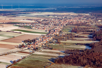 Vue aérienne de La Saarstraße vue de l'ouest en hiver avec de la neige à Kandel dans le département Rhénanie-Palatinat, Allemagne