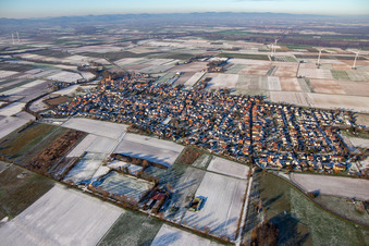 Vue aérienne de Du sud-est en hiver quand il y a de la neige à Minfeld dans le département Rhénanie-Palatinat, Allemagne