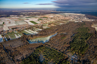 Vue aérienne de Du sud-ouest en hiver quand il y a de la neige à Kandel dans le département Rhénanie-Palatinat, Allemagne