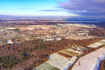 Vue aérienne de Les plaines d'Otterbach en hiver avec de la neige à Kandel dans le département Rhénanie-Palatinat, Allemagne
