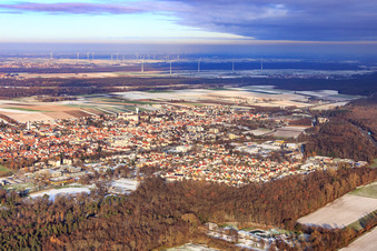 Vue aérienne de Cité-jardin en hiver avec neige à Kandel dans le département Rhénanie-Palatinat, Allemagne