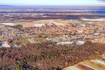 Vue aérienne de Centre sportif et scolaire en hiver avec de la neige à Kandel dans le département Rhénanie-Palatinat, Allemagne