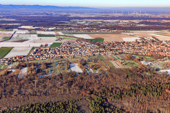Vue d'oiseau de Nouvelle zone de développement K2 en hiver avec de la neige à Kandel dans le département Rhénanie-Palatinat, Allemagne
