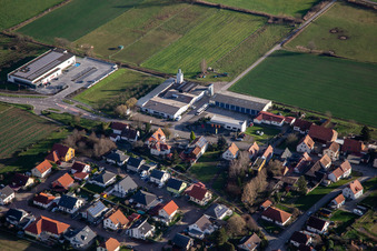 Vue aérienne de Aldi, Friedmann-Reisen sur la route principale L546 à Schweighofen dans le département Rhénanie-Palatinat, Allemagne