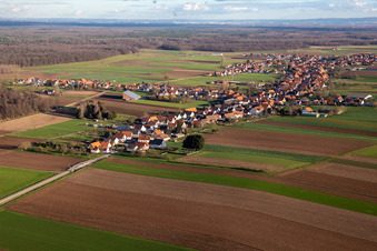 Vue aérienne de De l'ouest à Schleithal dans le département Bas Rhin, France