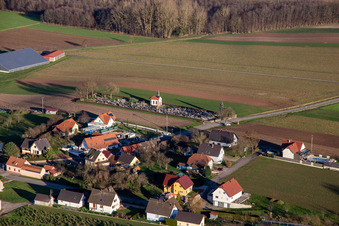 Vue aérienne de Cimetière sur la D244 à Salmbach dans le département Bas Rhin, France