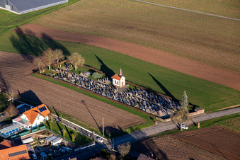 Vue aérienne de Cimetière sur la D244 à Salmbach dans le département Bas Rhin, France
