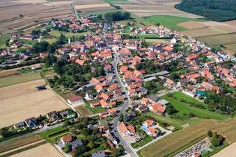 Vue aérienne de Champs agricoles et terres agricoles à Salmbach dans le département Bas Rhin, France