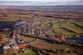 Vue aérienne de De l'ouest à Neuburg am Rhein dans le département Rhénanie-Palatinat, Allemagne