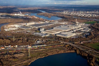 Vue aérienne de Daimler Truck AG à Wörth am Rhein dans le département Rhénanie-Palatinat, Allemagne
