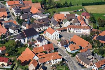 Vue aérienne de Bâtiment d'église au centre du village à Salmbach dans le département Bas Rhin, France