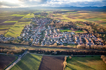 Vue aérienne de Route principale B427 depuis l'est à Winden dans le département Rhénanie-Palatinat, Allemagne