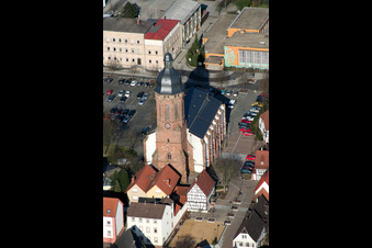 Vue aérienne de L'église Saint-Georges sur la place du marché vue de l'ouest à Kandel dans le département Rhénanie-Palatinat, Allemagne