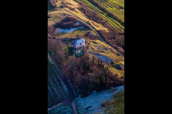 Vue aérienne de Chapelle "Kleine Kalmit" dans la réserve naturelle de Kleine Kalmit à Ilbesheim bei Landau dans le département Rhénanie-Palatinat, Allemagne