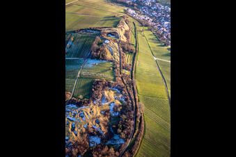 Vue aérienne de Chapelle "Kleine Kalmit" dans la réserve naturelle de Kleine Kalmit à le quartier Arzheim in Landau in der Pfalz dans le département Rhénanie-Palatinat, Allemagne
