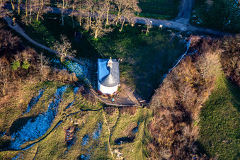Vue aérienne de Chapelle "Kleine Kalmit" dans la réserve naturelle de Kleine Kalmit à le quartier Arzheim in Landau in der Pfalz dans le département Rhénanie-Palatinat, Allemagne