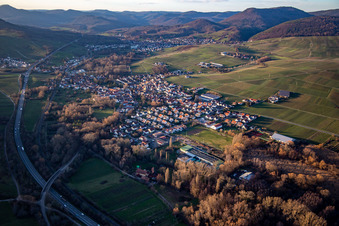 Vue aérienne de B10 dans le Queichtal à Siebeldingen dans le département Rhénanie-Palatinat, Allemagne