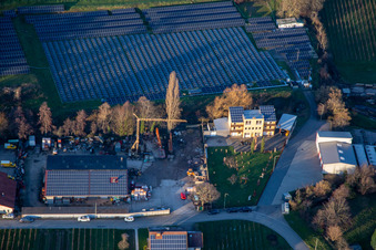 Vue aérienne de Champ solaire à Hainbachtal à Böchingen dans le département Rhénanie-Palatinat, Allemagne