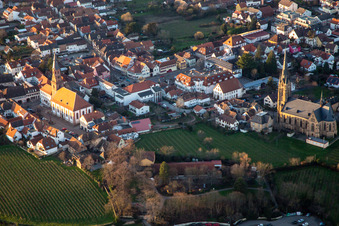 Vue aérienne de Église protestante. Église catholique Saint-Louis. à Edenkoben dans le département Rhénanie-Palatinat, Allemagne