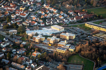 Vue aérienne de École secondaire Paul Gillet plus, Weinstraße ; Gymnase et grande salle de sport Edenkoben à Edenkoben dans le département Rhénanie-Palatinat, Allemagne